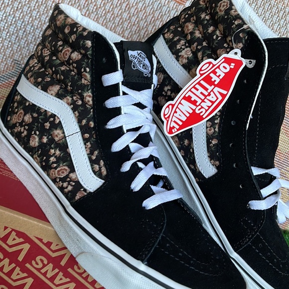 Vans WMNS Sk8-Hi
Rose Dreams Black/White
VN0005U9BZW
Sneakers - Picture 8 of 16